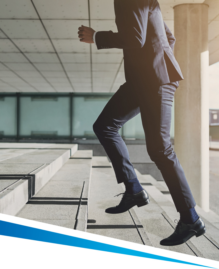 Photo d'un homme montant un escalier